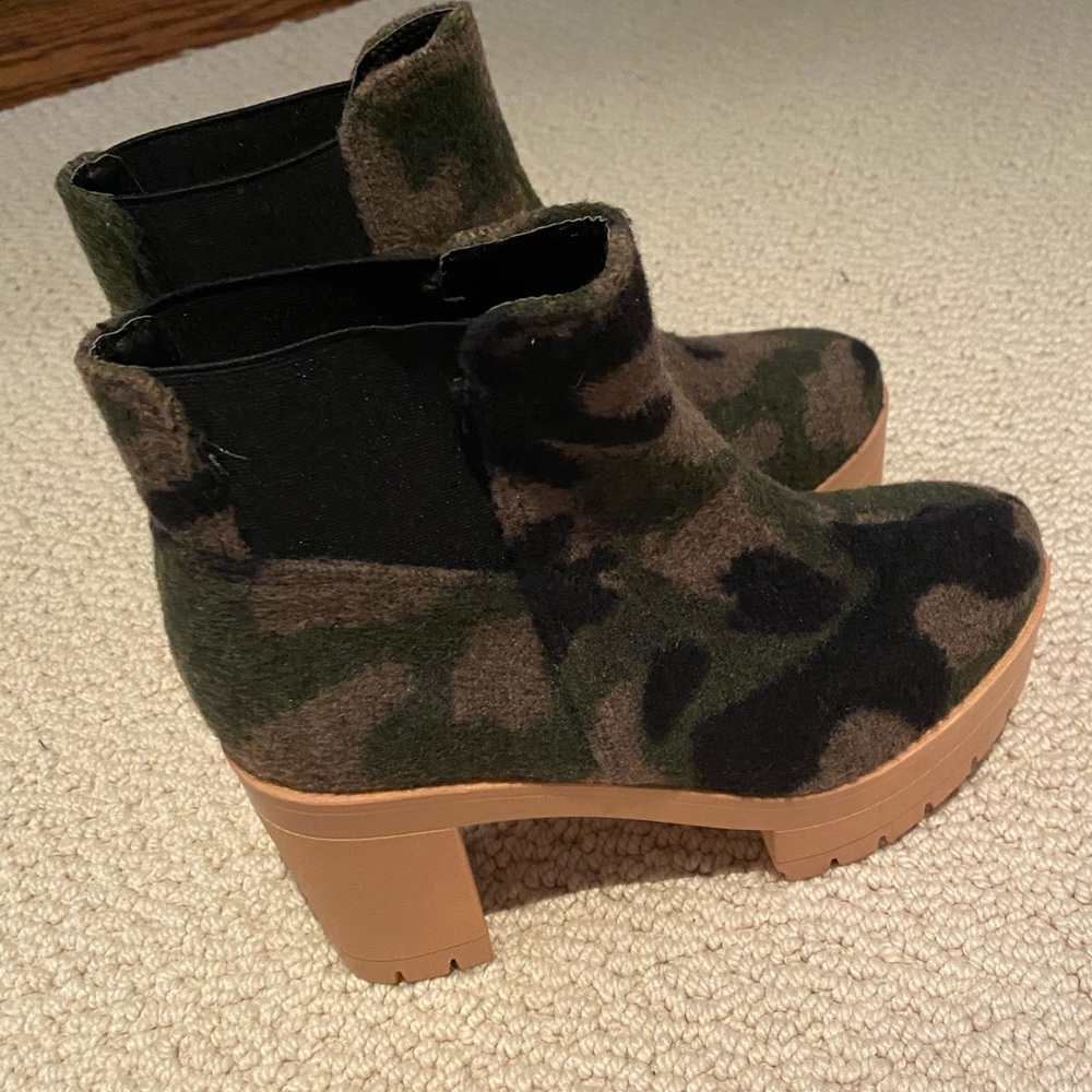 Attagirl camouflage beige fuzzy booties